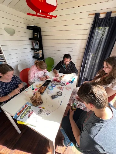 Aufenthaltsraum mit Bücherecke