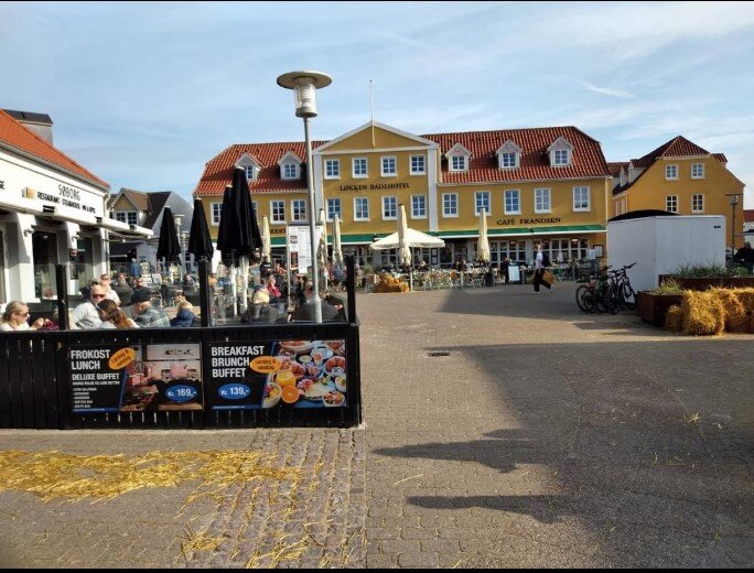 Market scene in Løkken with families